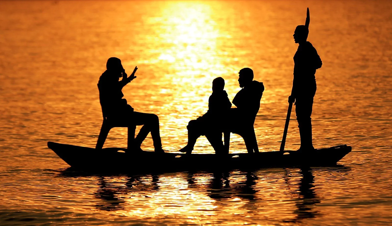 المقاهي العائمة : محاولة غزية جديدة للتغلب على الواقع