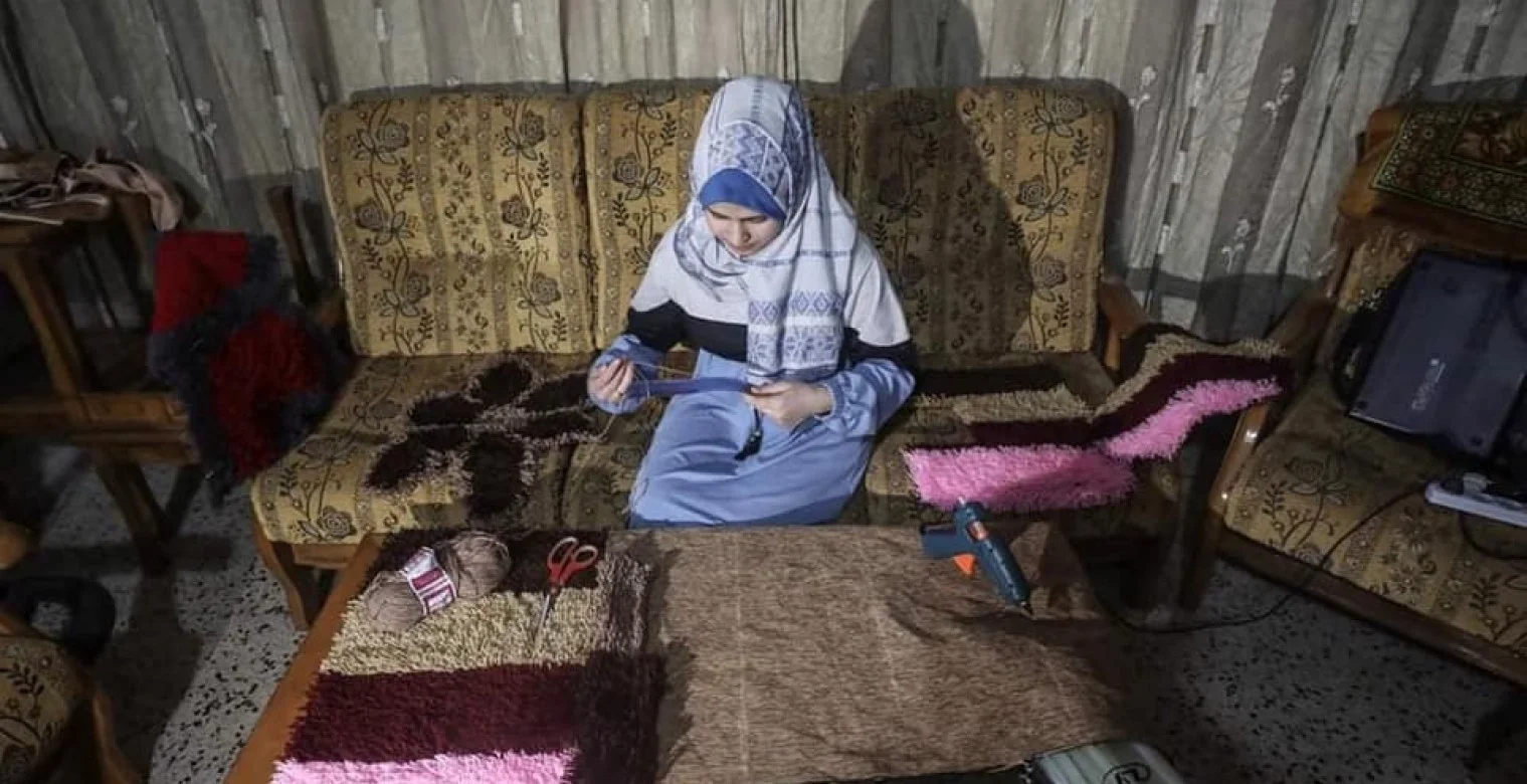 تصنع السجاد اليدوي للإنفاق على دراستها في كلية الطب