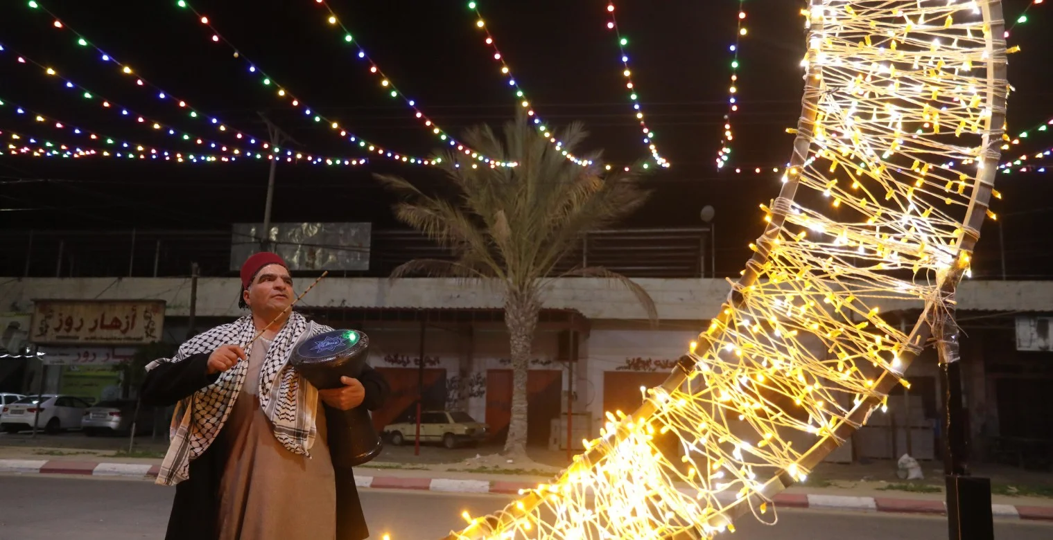 مهنته لم يقتلها الوقت.. صاحب الطربوش الأحمر في ليالي رمضان