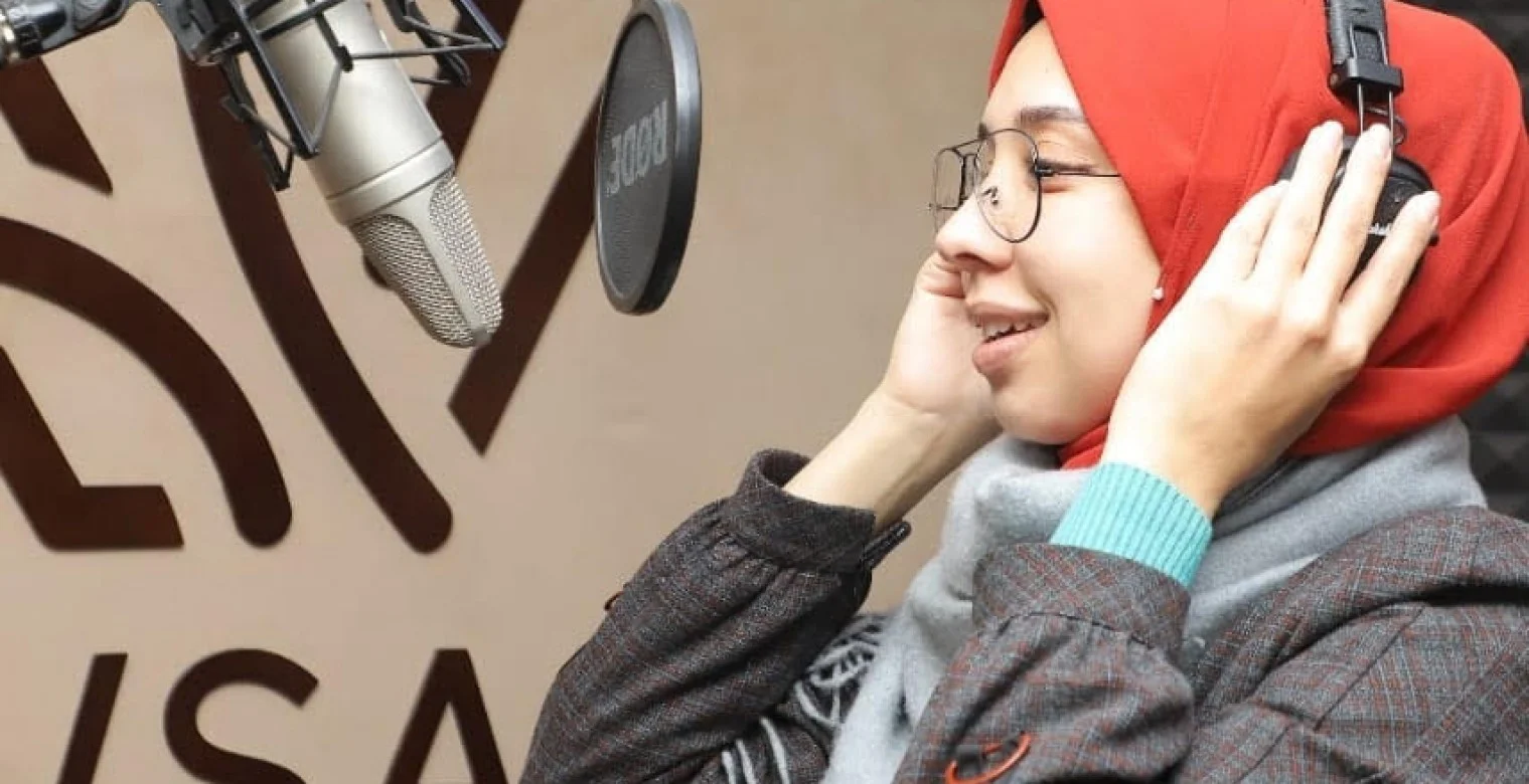 بـِحبّ الميكروفون.. تجربة "سمية" في التنافس على العالمية 