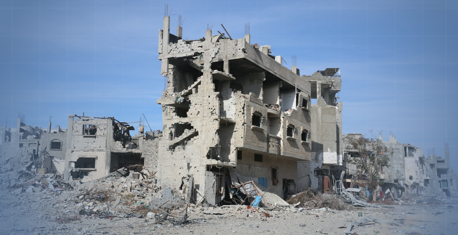 غزة: ركام يمنح الحياة ويهدد بالبقاء